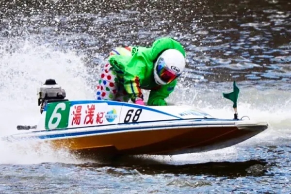 水上で豪快にボートを操縦する湯淺選手